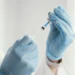 Vacina terapêutica desenvolvida pela Moderna e MSD mostrou eficácia prolongada no combate ao melanoma, com redução expressiva da recorrência da doença.