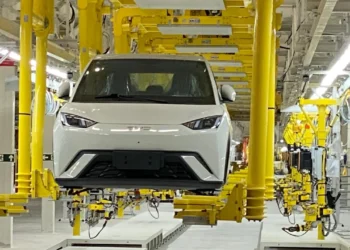 A BYD ultrapassou a Tesla como maior vendedora de carros elétricos do mundo após retração nas vendas da empresa americana em 2025.