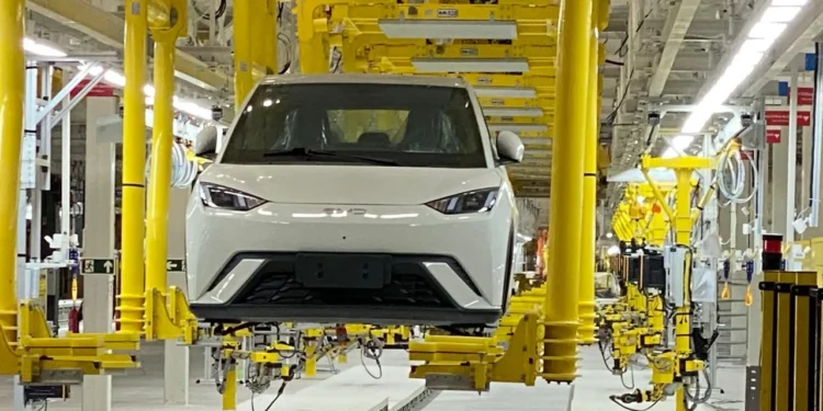 A BYD ultrapassou a Tesla como maior vendedora de carros elétricos do mundo após retração nas vendas da empresa americana em 2025.