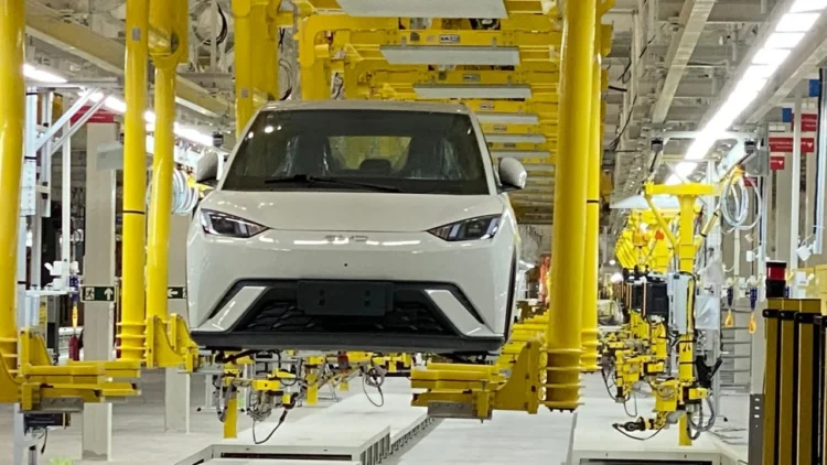 A BYD ultrapassou a Tesla como maior vendedora de carros elétricos do mundo após retração nas vendas da empresa americana em 2025.