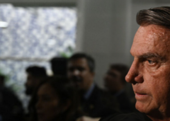 Novos documentos do Departamento de Justiça dos EUA sobre Jeffrey Epstein mencionam Jair Bolsonaro em 74 registros, incluindo mensagens de Steve Bannon e referência a “Make Brazil Great Again”.