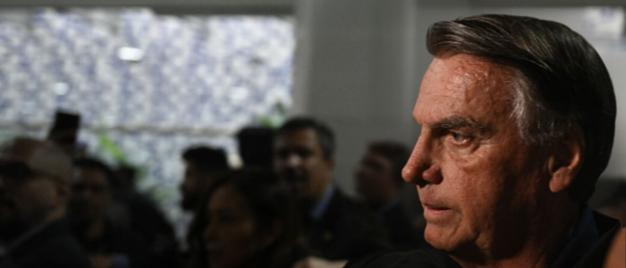 Novos documentos do Departamento de Justiça dos EUA sobre Jeffrey Epstein mencionam Jair Bolsonaro em 74 registros, incluindo mensagens de Steve Bannon e referência a “Make Brazil Great Again”.