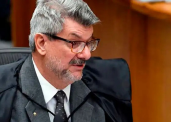 O ministro do STJ Marco Aurélio Buzzi apresenta atestado médico e se afasta das sessões enquanto CNJ e STF investigam denúncia de importunação sexual que ele nega.