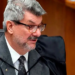 O ministro do STJ Marco Aurélio Buzzi apresenta atestado médico e se afasta das sessões enquanto CNJ e STF investigam denúncia de importunação sexual que ele nega.