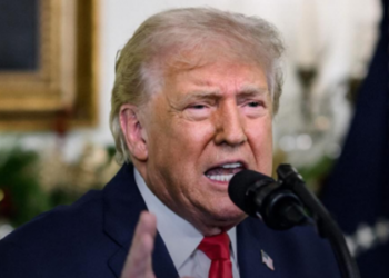 Trump publica vídeo racista envolvendo Barack e Michelle Obama em rede social e reforça teorias de fraude eleitoral de 2020, gerando críticas nos EUA e repercussão internacional.