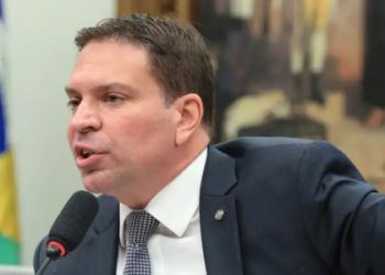 O ex-deputado Alexandre Ramagem, condenado a 21 anos de prisão e foragido nos EUA, prestou depoimento por videoconferência ao STF e negou ilegalidades envolvendo a Abin.