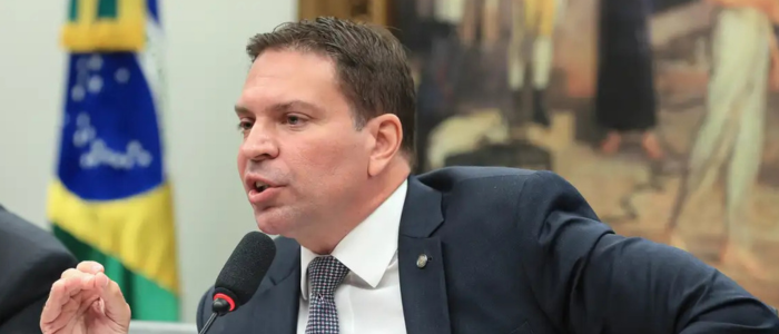 O ex-deputado Alexandre Ramagem, condenado a 21 anos de prisão e foragido nos EUA, prestou depoimento por videoconferência ao STF e negou ilegalidades envolvendo a Abin.