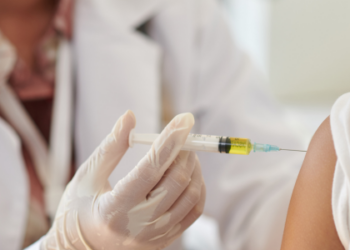 Rio de Janeiro inicia vacinação com nova vacina contra a dengue em todos os municípios