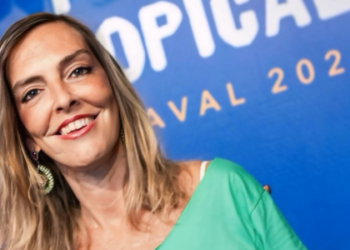 Durante show na Marquês de Sapucaí, João Gomes homenageou a cientista Tatiana Sampaio, pesquisadora de medicamento experimental para recuperação de movimentos em pacientes com lesão medular.