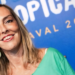 Durante show na Marquês de Sapucaí, João Gomes homenageou a cientista Tatiana Sampaio, pesquisadora de medicamento experimental para recuperação de movimentos em pacientes com lesão medular.