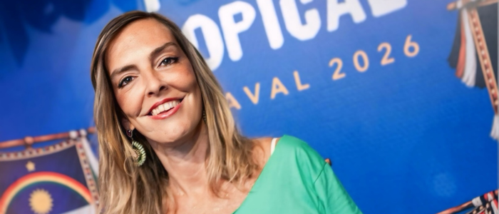 Durante show na Marquês de Sapucaí, João Gomes homenageou a cientista Tatiana Sampaio, pesquisadora de medicamento experimental para recuperação de movimentos em pacientes com lesão medular.