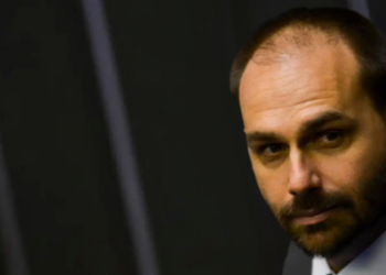 O STF determinou notificação por edital a Eduardo Bolsonaro sobre ação penal por coação no curso do processo. Ele terá 15 dias para se defender, com direito a apresentar provas e testemunhas.