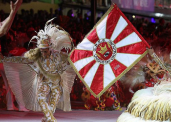 A Marquês de Sapucaí recebe o Desfile das Campeãs do Carnaval 2026 com as seis melhores escolas do Grupo Especial. Viradouro fecha a celebração da folia carioca.