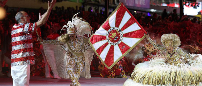 A Marquês de Sapucaí recebe o Desfile das Campeãs do Carnaval 2026 com as seis melhores escolas do Grupo Especial. Viradouro fecha a celebração da folia carioca.