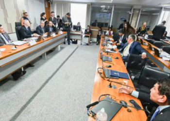 STF decide que irmãos do ministro Dias Toffoli não são obrigados a depor na CPI do Crime Organizado, destacando a garantia constitucional de não produzir provas contra si mesmos.