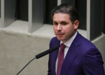 Início do ano legislativo na Câmara prioriza debate sobre fim da jornada 6x1, regulamentação do trabalho por aplicativos e segurança pública. Governo estuda projeto unificado sobre jornada.