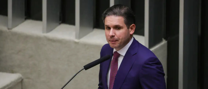Início do ano legislativo na Câmara prioriza debate sobre fim da jornada 6x1, regulamentação do trabalho por aplicativos e segurança pública. Governo estuda projeto unificado sobre jornada.