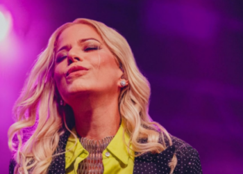 O Sesc Verão retorna a Macaé com programação musical gratuita na Praia dos Cavaleiros, com shows de Faca N’Agô, Paula Toller e banda Pop 3, celebrando a diversidade da música brasileira.
