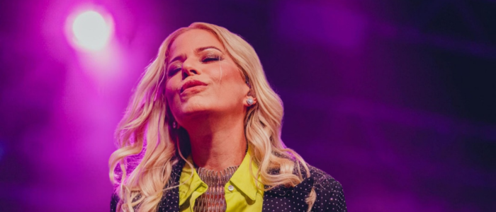 O Sesc Verão retorna a Macaé com programação musical gratuita na Praia dos Cavaleiros, com shows de Faca N’Agô, Paula Toller e banda Pop 3, celebrando a diversidade da música brasileira.