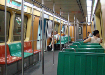 Passagem do MetrôRio será reajustada para R$ 8,20, valor bem acima de outras capitais. Passageiros criticam preço alto e falta de melhorias.