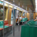 Passagem do MetrôRio será reajustada para R$ 8,20, valor bem acima de outras capitais. Passageiros criticam preço alto e falta de melhorias.