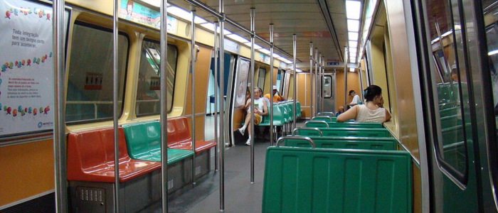 Passagem do MetrôRio será reajustada para R$ 8,20, valor bem acima de outras capitais. Passageiros criticam preço alto e falta de melhorias.