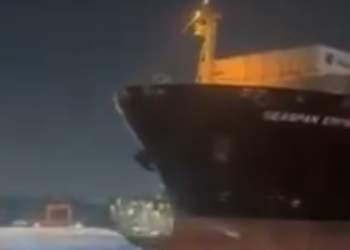 Navio de bandeira de Singapura atinge duas balsas na travessia entre Santos e Guarujá. Não houve vítimas, e a Capitania dos Portos investiga o caso.