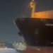 Navio de bandeira de Singapura atinge duas balsas na travessia entre Santos e Guarujá. Não houve vítimas, e a Capitania dos Portos investiga o caso.