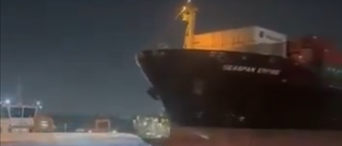 Navio de bandeira de Singapura atinge duas balsas na travessia entre Santos e Guarujá. Não houve vítimas, e a Capitania dos Portos investiga o caso.