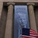 Departamento de Justiça dos EUA exibe cartaz com foto de Donald Trump