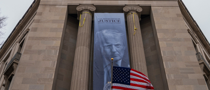 Departamento de Justiça dos EUA exibe cartaz com foto de Donald Trump