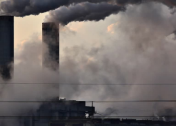 A EPA alterou regras sobre emissões de mercúrio em usinas a carvão, retomando padrões anteriores. A decisão provoca debate entre indústria, ambientalistas e profissionais de saúde.