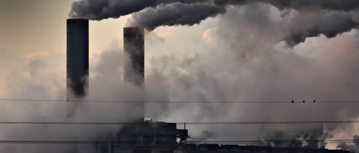 A EPA alterou regras sobre emissões de mercúrio em usinas a carvão, retomando padrões anteriores. A decisão provoca debate entre indústria, ambientalistas e profissionais de saúde.