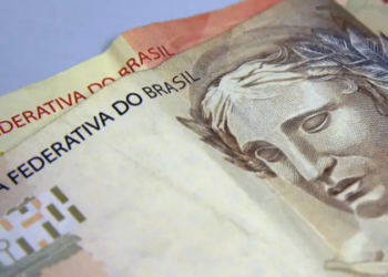 Receita Federal inicia pagamento do lote da malha fina com prioridade para idosos, professores e quem optou pelo Pix. Saiba como consultar a restituição.