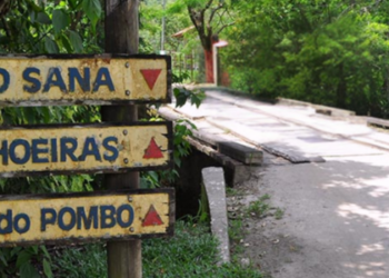 Fortes chuvas interrompem o abastecimento de água no distrito do Sana, em Macaé. Prefeitura envia caminhão com água potável e mineral para atender moradores.