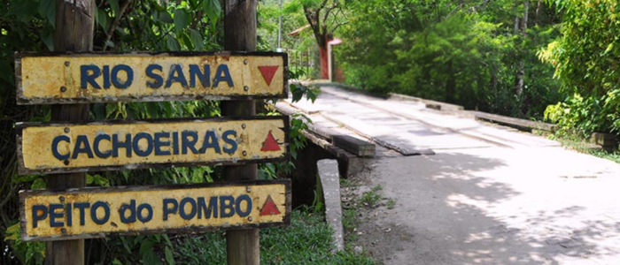 Fortes chuvas interrompem o abastecimento de água no distrito do Sana, em Macaé. Prefeitura envia caminhão com água potável e mineral para atender moradores.