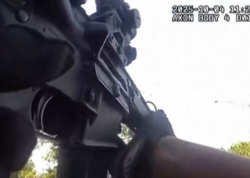 Promotores federais dos EUA divulgam imagens de câmera corporal que mostram agente da Patrulha da Fronteira atirando cinco vezes contra professora em Chicago. Vídeo contradiz versão inicial de emboscada.