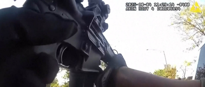 Promotores federais dos EUA divulgam imagens de câmera corporal que mostram agente da Patrulha da Fronteira atirando cinco vezes contra professora em Chicago. Vídeo contradiz versão inicial de emboscada.