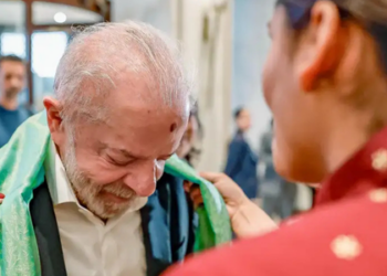 Lula chega à Índia para cúpula internacional sobre inteligência artificial.
