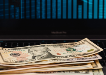 Dólar cai ao menor nível em quase dois anos e Bolsa brasileira bate recorde histórico