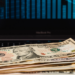 Dólar cai ao menor nível em quase dois anos e Bolsa brasileira bate recorde histórico