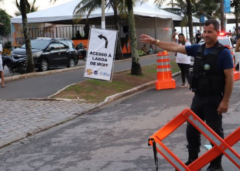 Rio das Ostras terá interdições nas orlas e ruas estratégicas a partir das 18h desta sexta-feira (13) para o Carnaval. Confira os bairros afetados e o esquema de segurança.