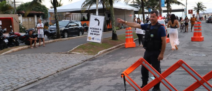 Rio das Ostras terá interdições nas orlas e ruas estratégicas a partir das 18h desta sexta-feira (13) para o Carnaval. Confira os bairros afetados e o esquema de segurança.