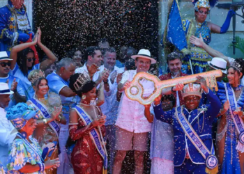 Carnaval do Rio é oficialmente aberto com entrega das chaves ao Rei Momo
