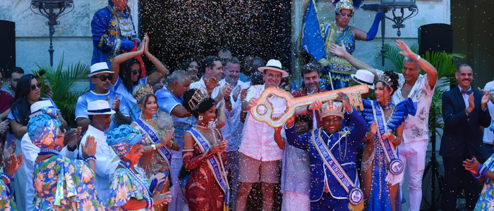 Carnaval do Rio é oficialmente aberto com entrega das chaves ao Rei Momo