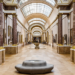 Louvre interdita galeria após vazamento, tiroteio em universidade dos EUA causa mortes e Argentina aprova acordo histórico com a União Europeia.