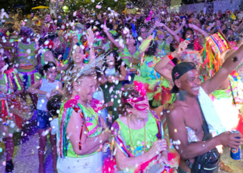 Blocos, shows e diversão infantil marcam o penúltimo dia do Carnaval em Macaé.