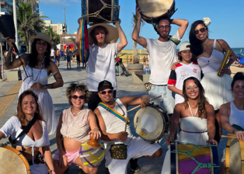Cortejo de maracatu reúne emoção, memória e identidade afro-brasileira na Praia dos Cavaleiros, fortalecendo o compromisso de Macaé com a valorização cultural.