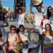 Cortejo de maracatu reúne emoção, memória e identidade afro-brasileira na Praia dos Cavaleiros, fortalecendo o compromisso de Macaé com a valorização cultural.