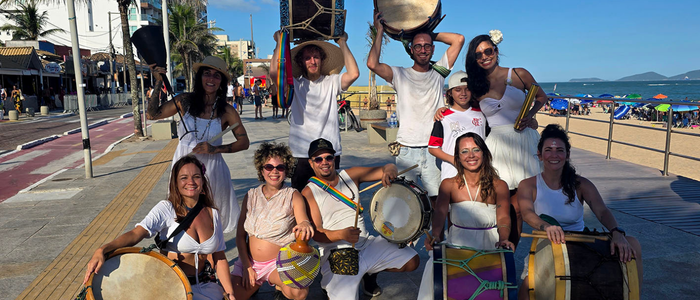 Cortejo de maracatu reúne emoção, memória e identidade afro-brasileira na Praia dos Cavaleiros, fortalecendo o compromisso de Macaé com a valorização cultural.